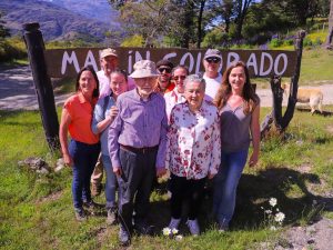 The family altogether at Mallin Colorado in Chile, Senderos stories